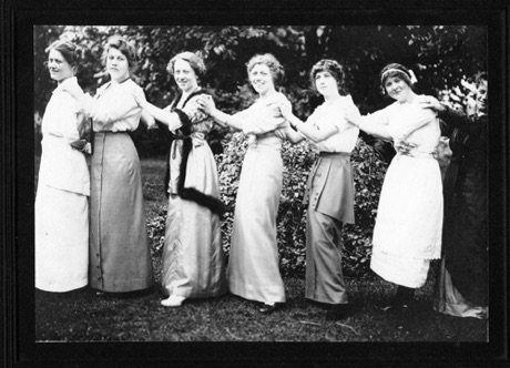 Yeo Sisters with Raye Jones, 1914